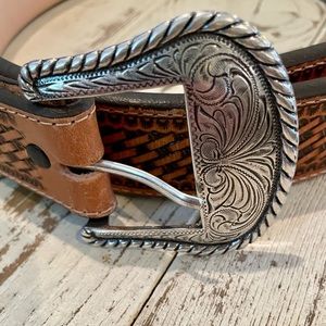 NWOT JUSTIN Western Leather Belt Size 42 with GORGEOUS Buckle